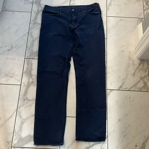 The Traveler Slim Fit pant navy